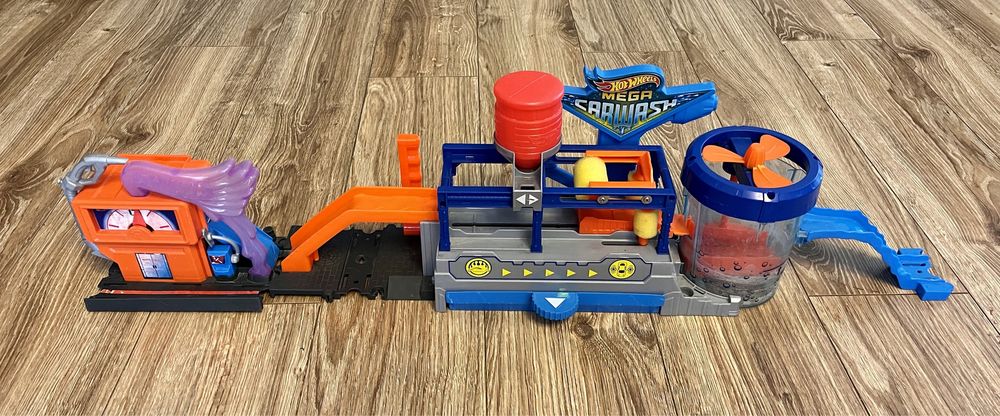 Hot Wheels Supermyjnia i Track Builder Pętla z przyspieszeniem