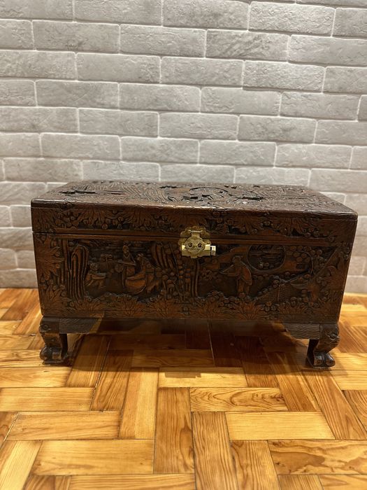 Arca em madeira trabalhada