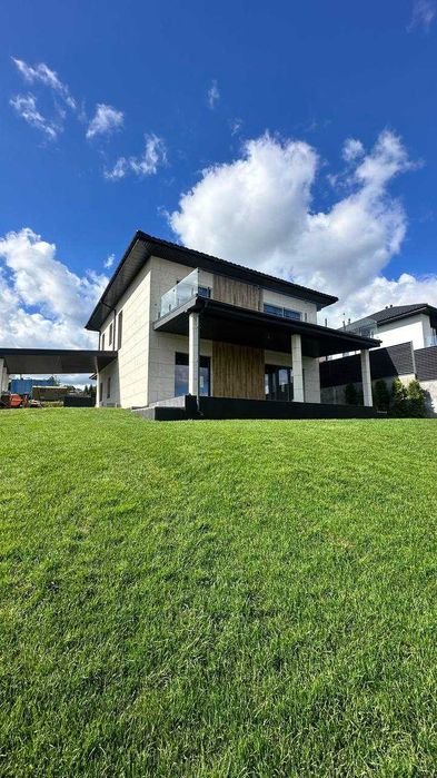 Просторий будинок в Лісниках з панорамним видом — мальовниче місце!