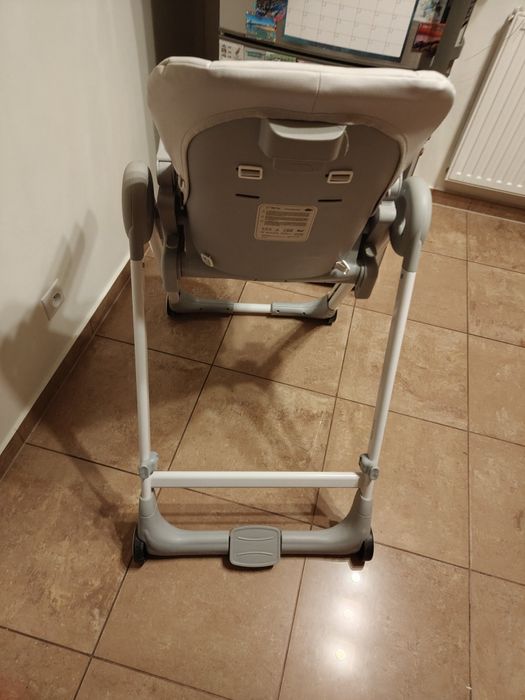Krzesełko do karmienia MoMi