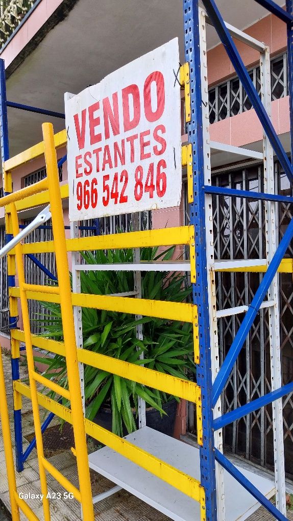 Andaimes  novos com pequenos  defeitos  na pintura