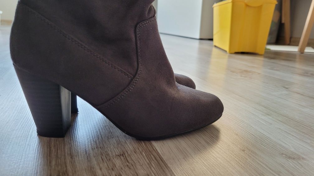 Buty na obcasie szare zamsz 37 kowbojki