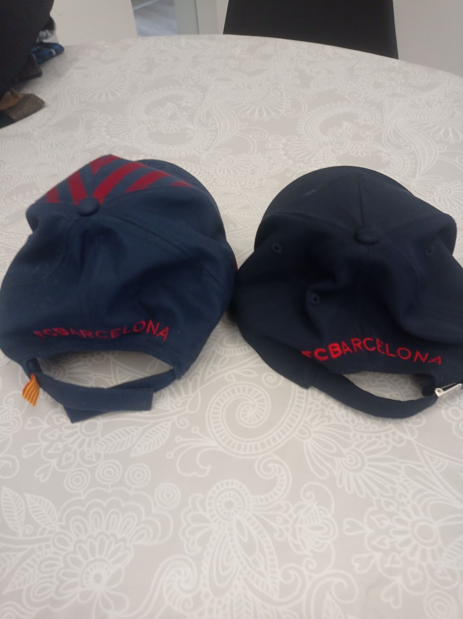 2 chapéus do Barcelona 10 € com pouco uso