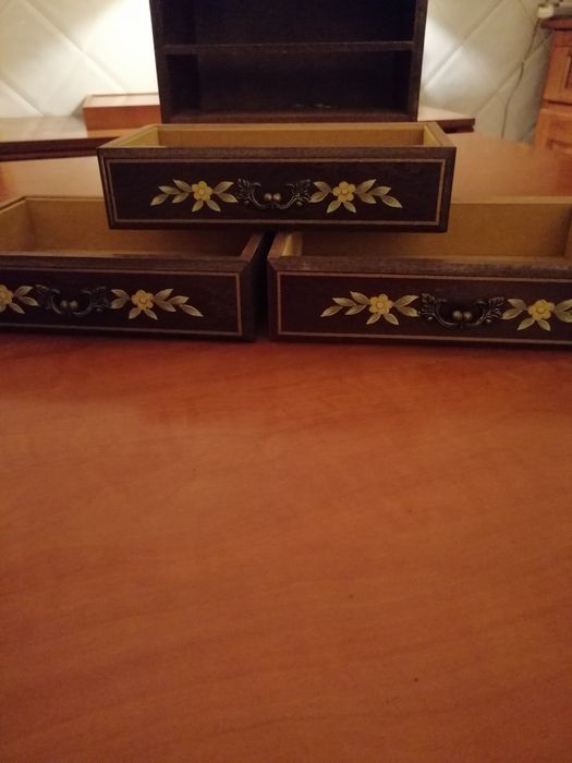 Guarda jóias japonês com caixa de música.
