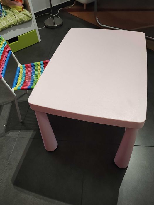 Mesa e cadeira de criança IKEA, usado em bom estado