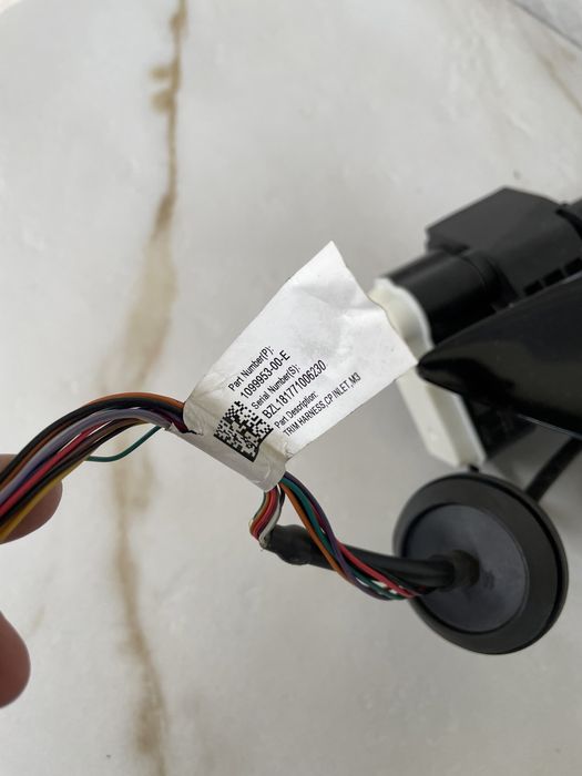 Лючок порту зарядки весь в зборі з моторчиком Tesla Model 3 оригінал.