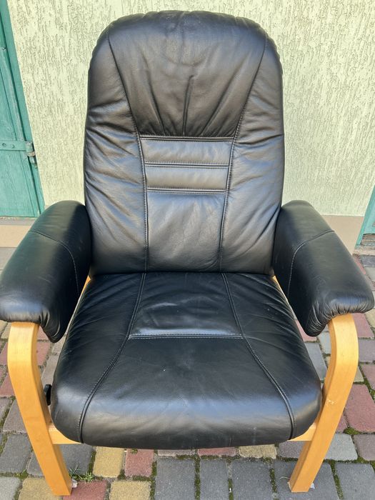 Шкіряне крісло реклайнер з пуфом