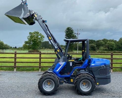 Wynajmij MultiOne 8.5 (Avant)z przesadzarką do drzew–ogród bez wysiłku