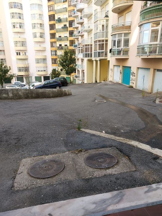 Garagem tapada das Mercês 16m2+8m2 bons acessos