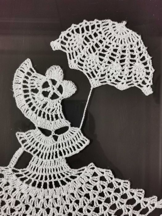 Rękodzieło na szydełku w ramie "Dama z parasolką" ręczna robota