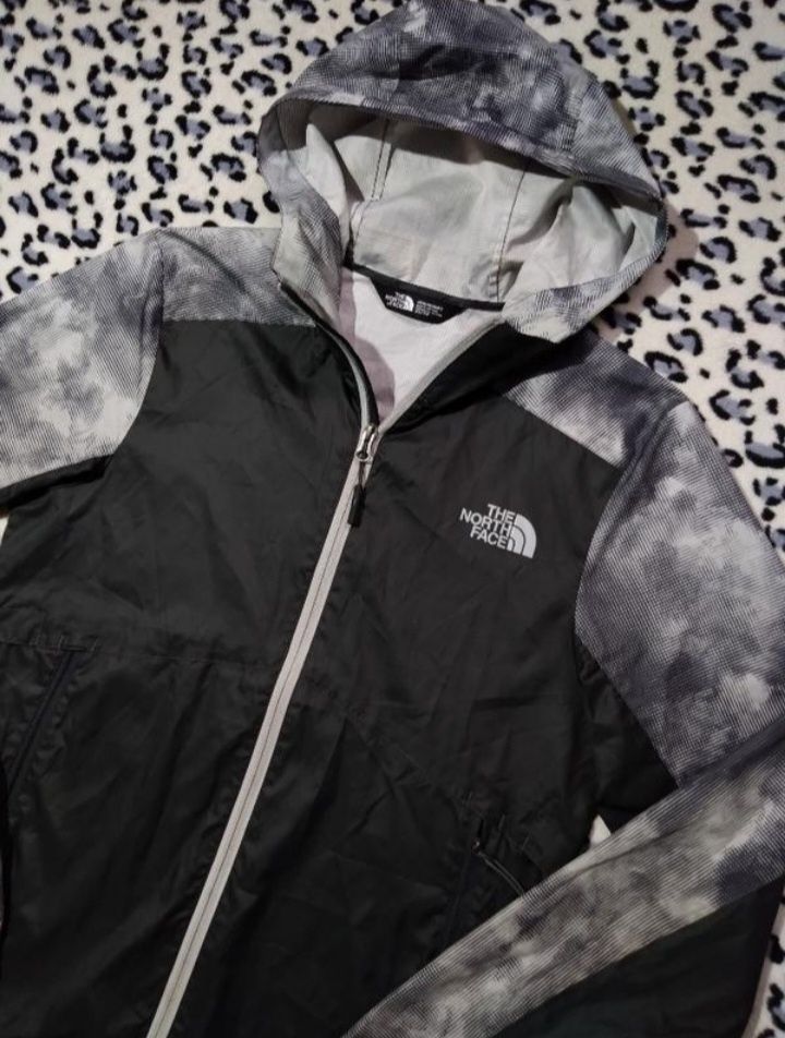 Куртка від бренду The North Face складається у кишеню