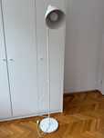 Biała stojąca lampa ikea