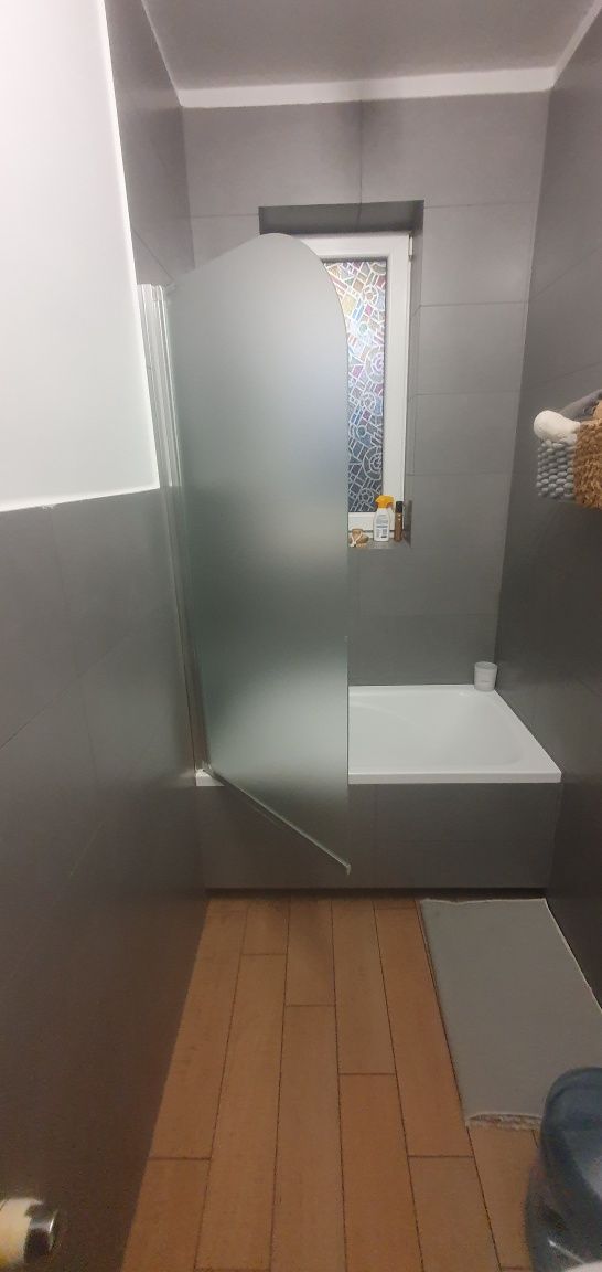 Uchylona ścianka  prysznicowa szklana