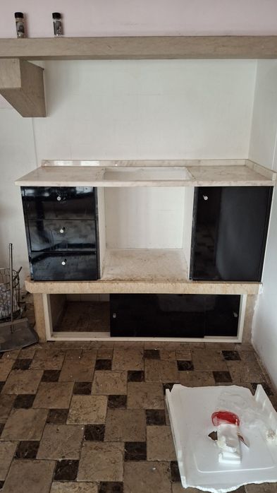 Móvel com tampo de mármore para forno embutido e placa de indução