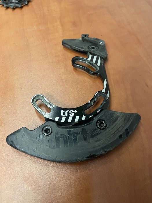 Napinacz E13 z oslona zebatki Taco bez gornej klatki