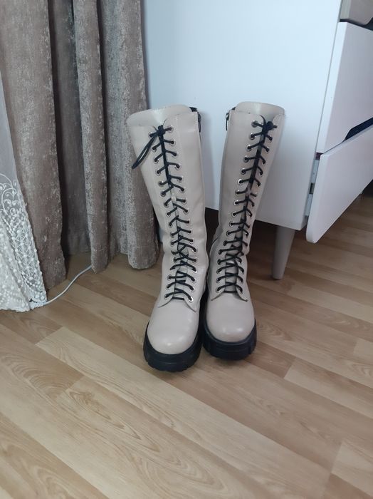 Зимові теплі шкіряні чоботи 38 розміру(взувала всього 3 рази).