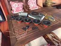 Zestaw CarAudio, radio, subwoofer pod fotel i głośniki Hertz