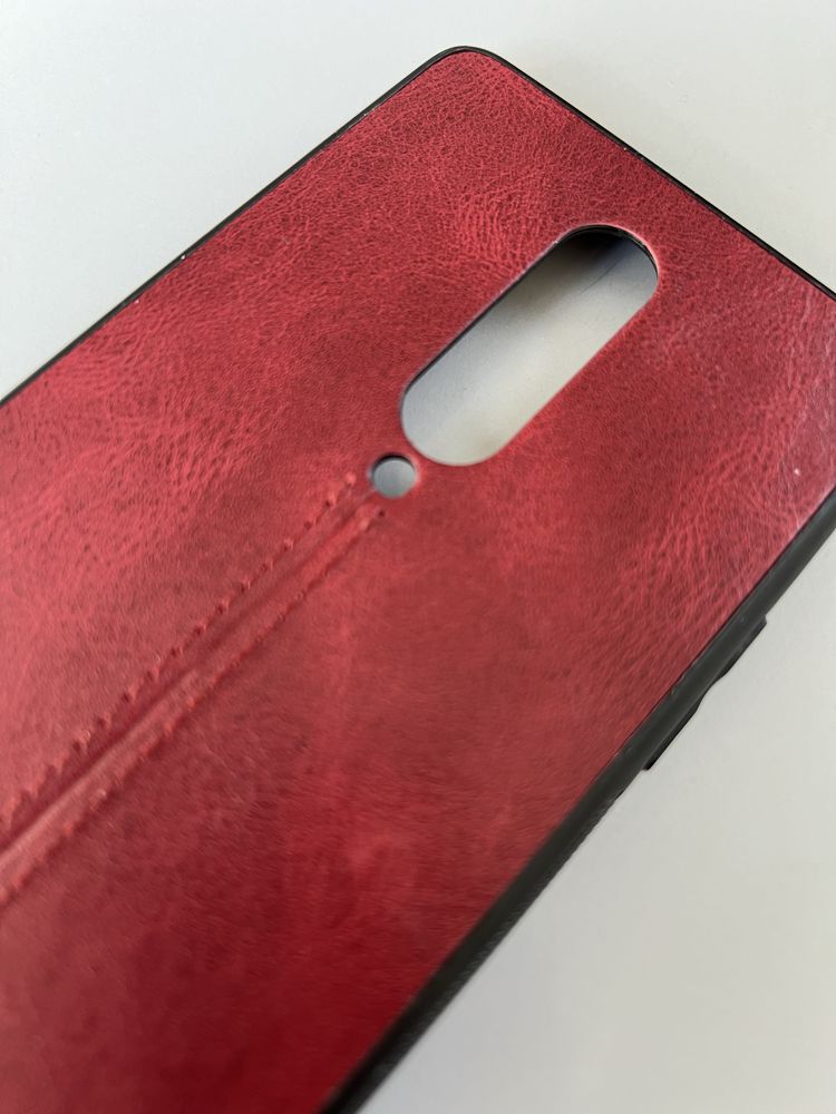 Capa One Plus 8 de couro vermelha