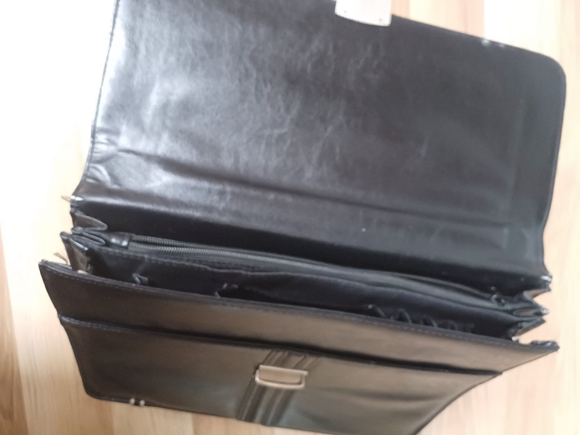 Teczka aktówka na laptopa z kluczykiem