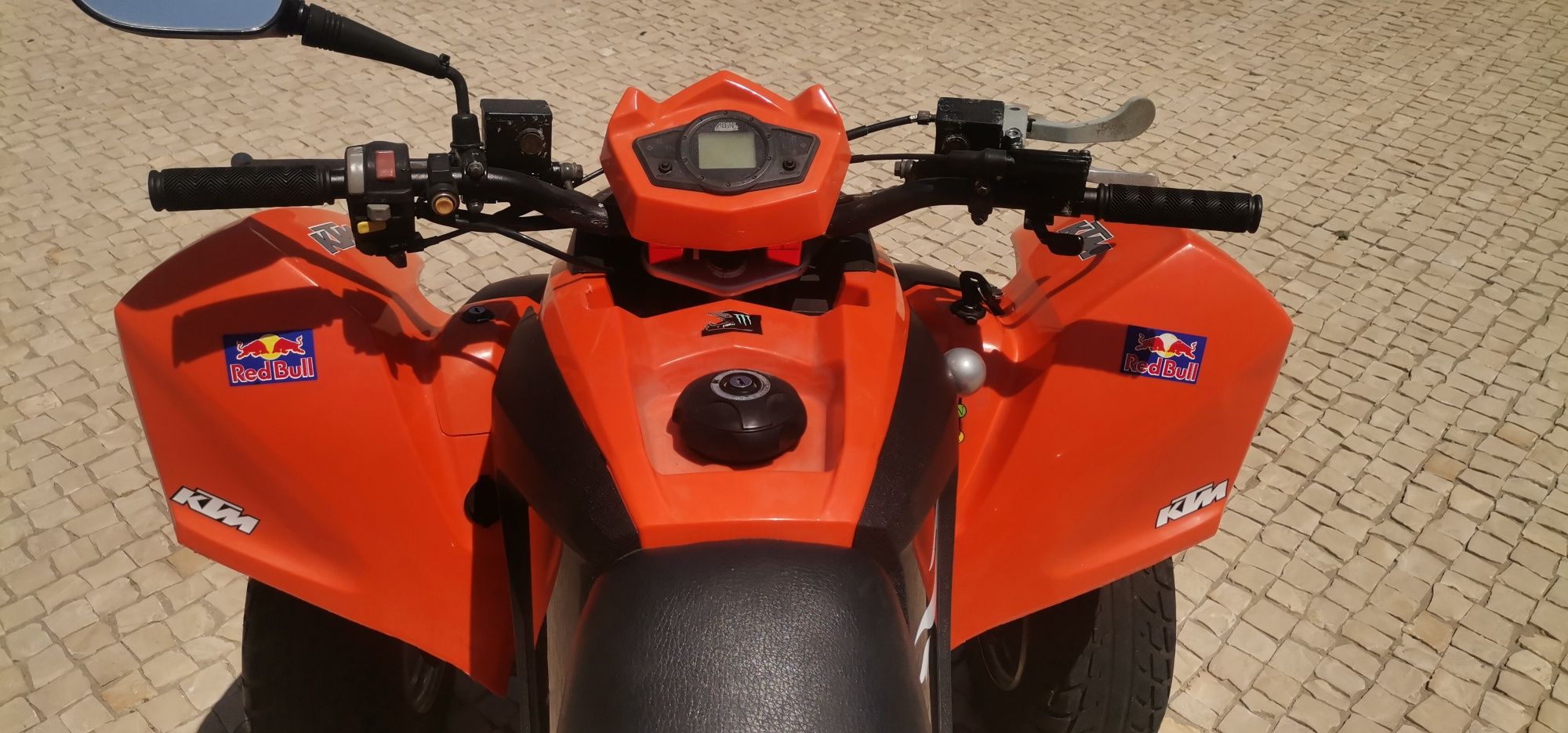 Moto 4 Adly 320s em estado irrepreensível