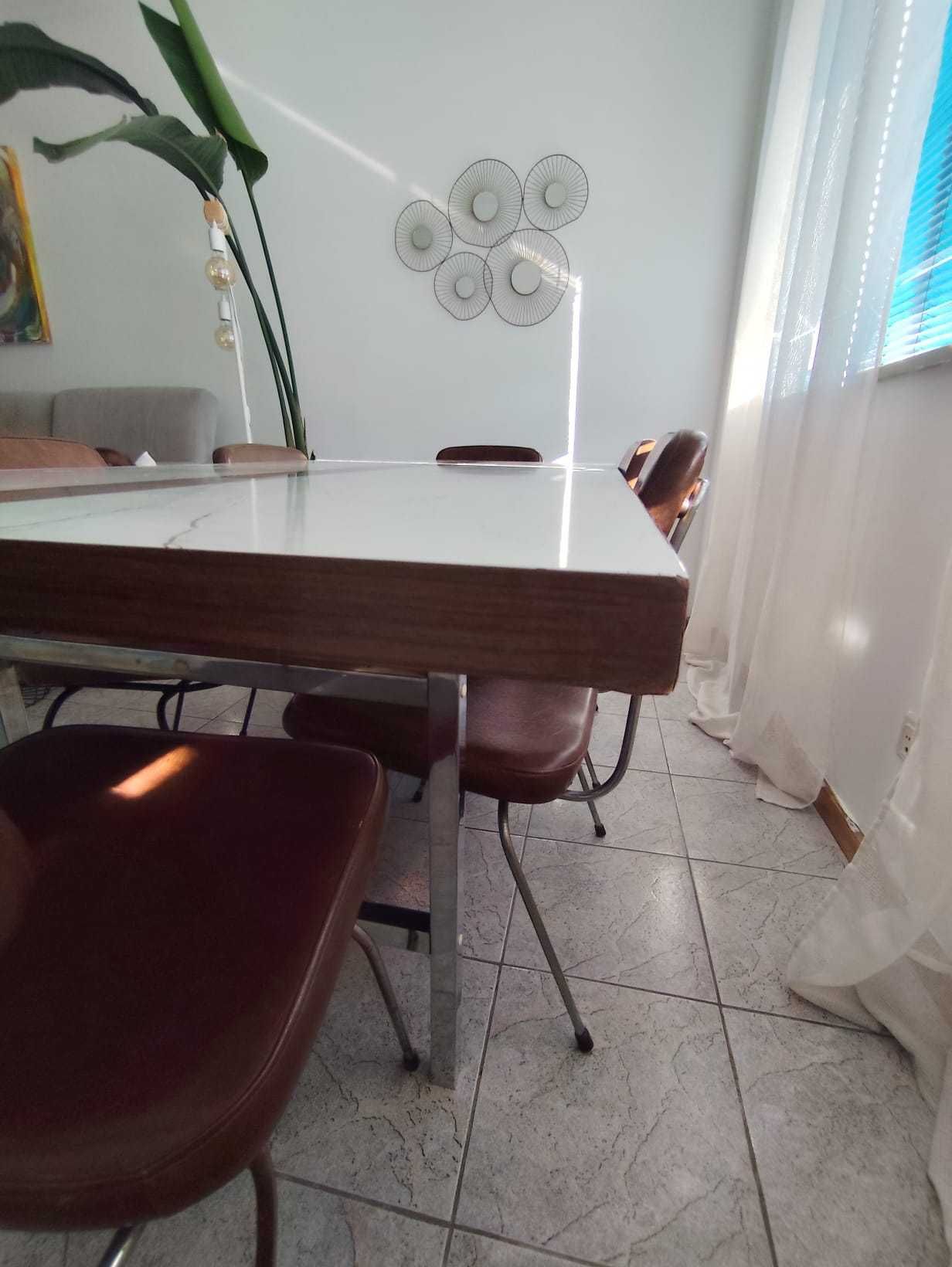 Mesa de jantar + 8 cadeiras