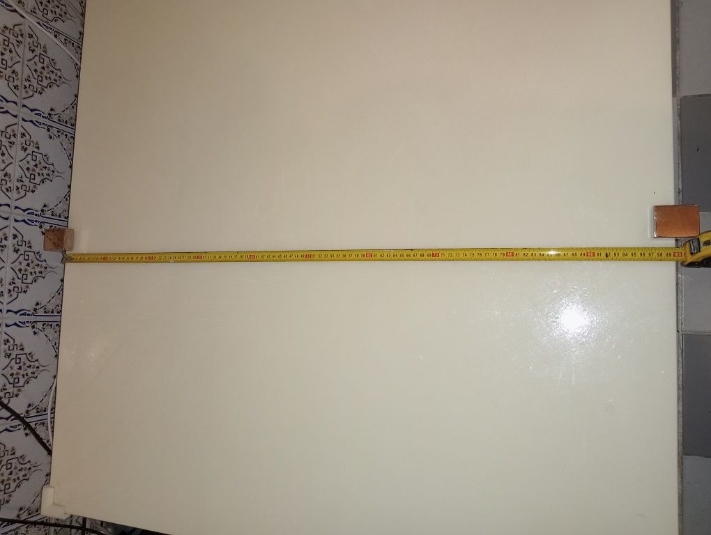 Mesa centro de cor branca e suporte dourado