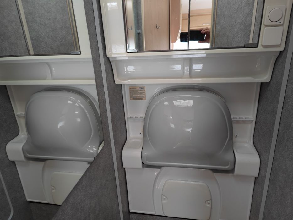 Przyczepa BEYERLAND SPRINT 390 środek jak nowy