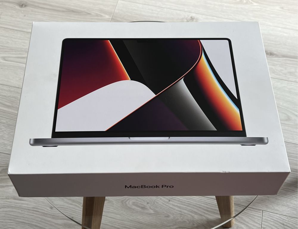 Puste pudełko po MacBook Pro 14 M1