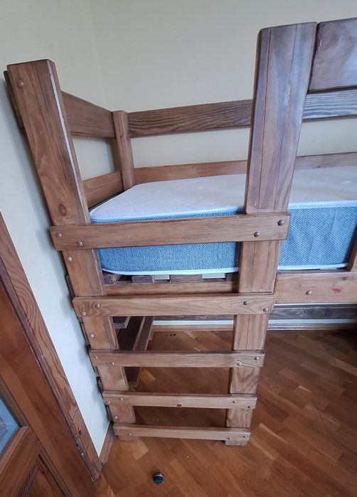 Дитяче дерев'яне ліжко