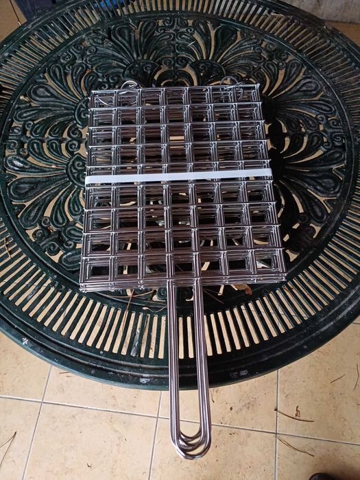 Vários tipos de Grelhas de Inox (grelha argentia ou peixe ou febras]