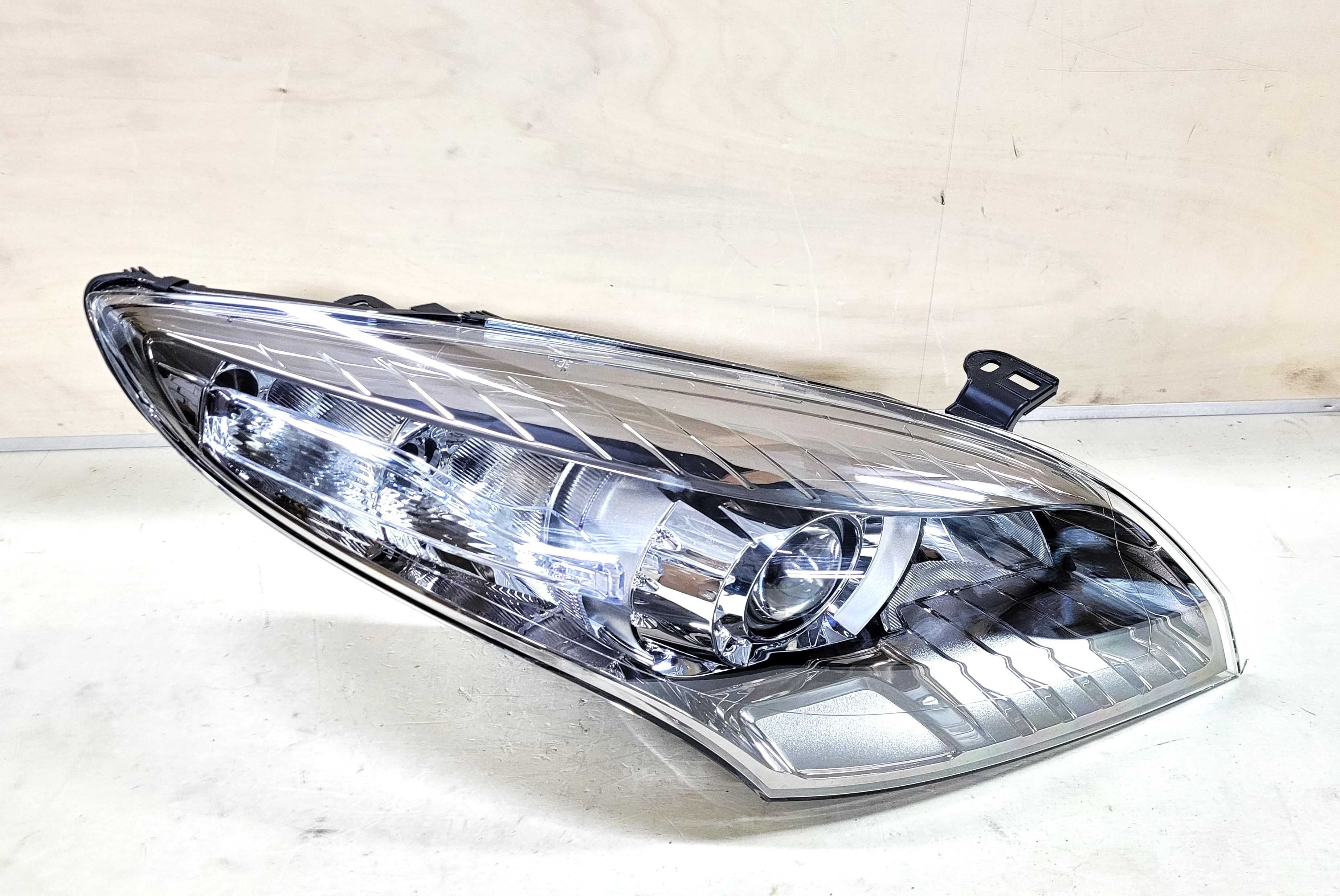 Lampa przednia prawa xenon Megane III 3 lift