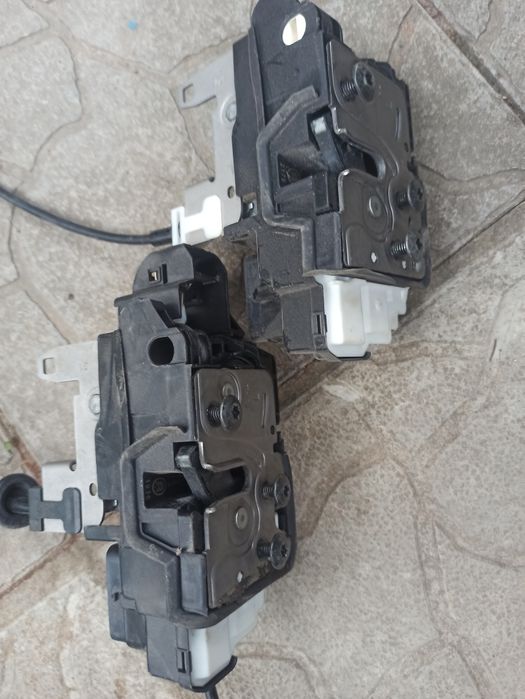 Продам запчасти на двери volvo цx40