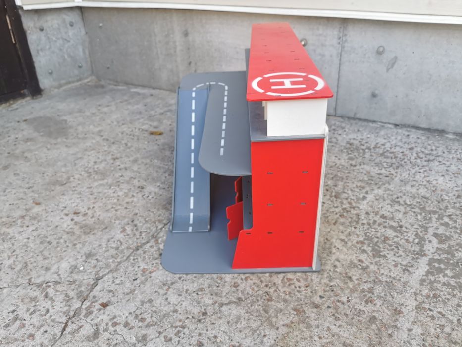 Дитячий гараж з підсвіткою