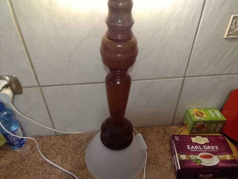 Lampa stojąca z naturalnego drewna