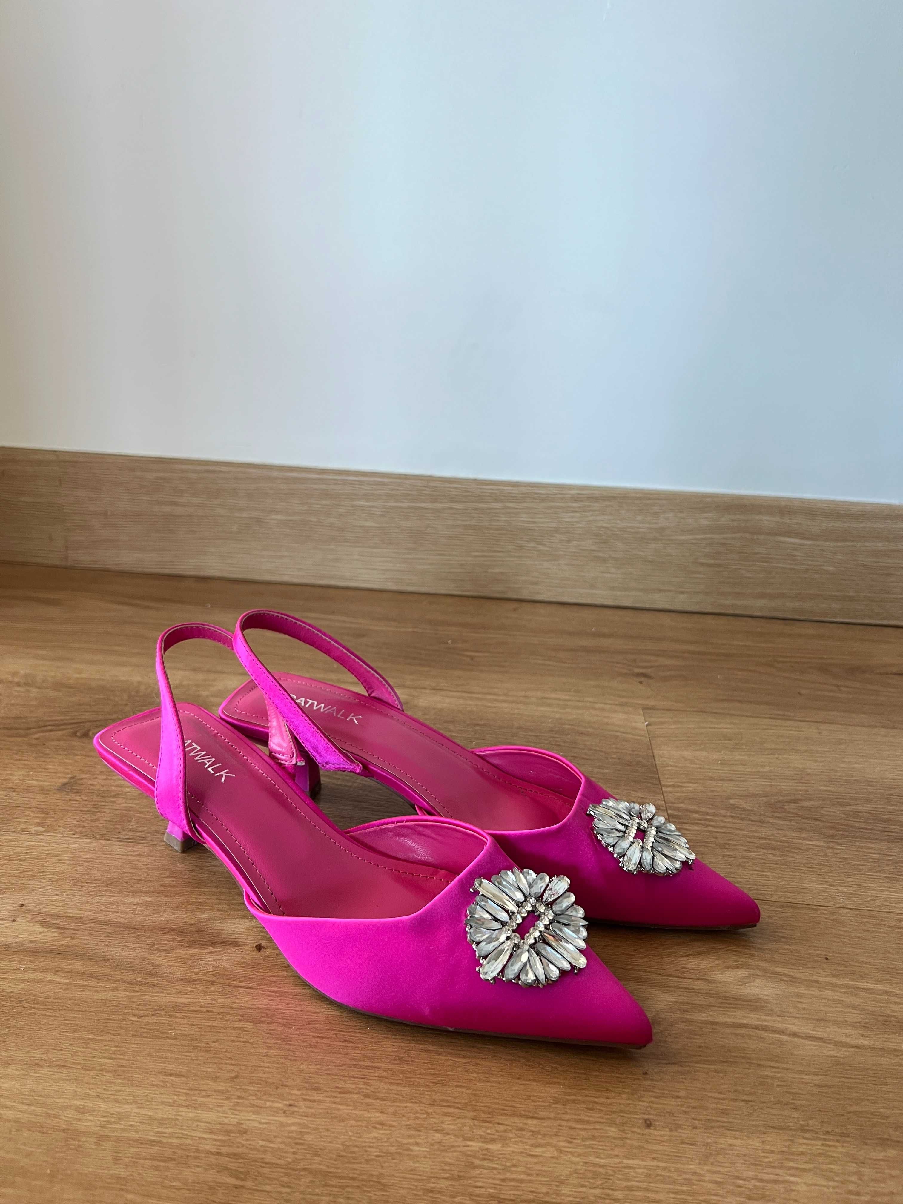Sapatos de Cetim Catwalk com Fivela de Cristais – Tamanho 39
