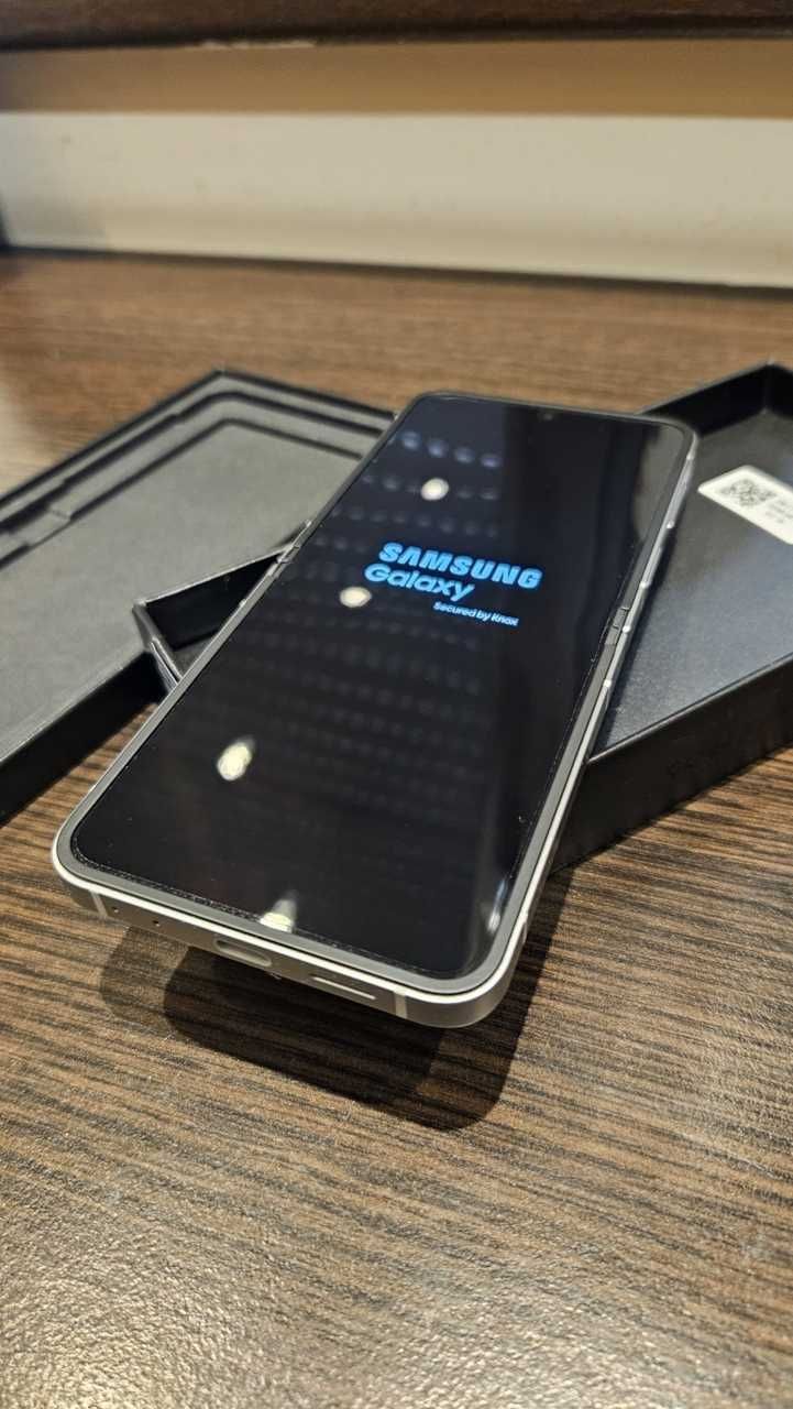 Samsung ZFlip6 jak nowy, srebrny, 256GB, gwarancja, FV23
