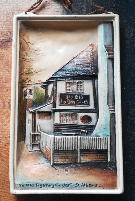 Peça decorativa vintage Ivorex english pub the old fighting cocks