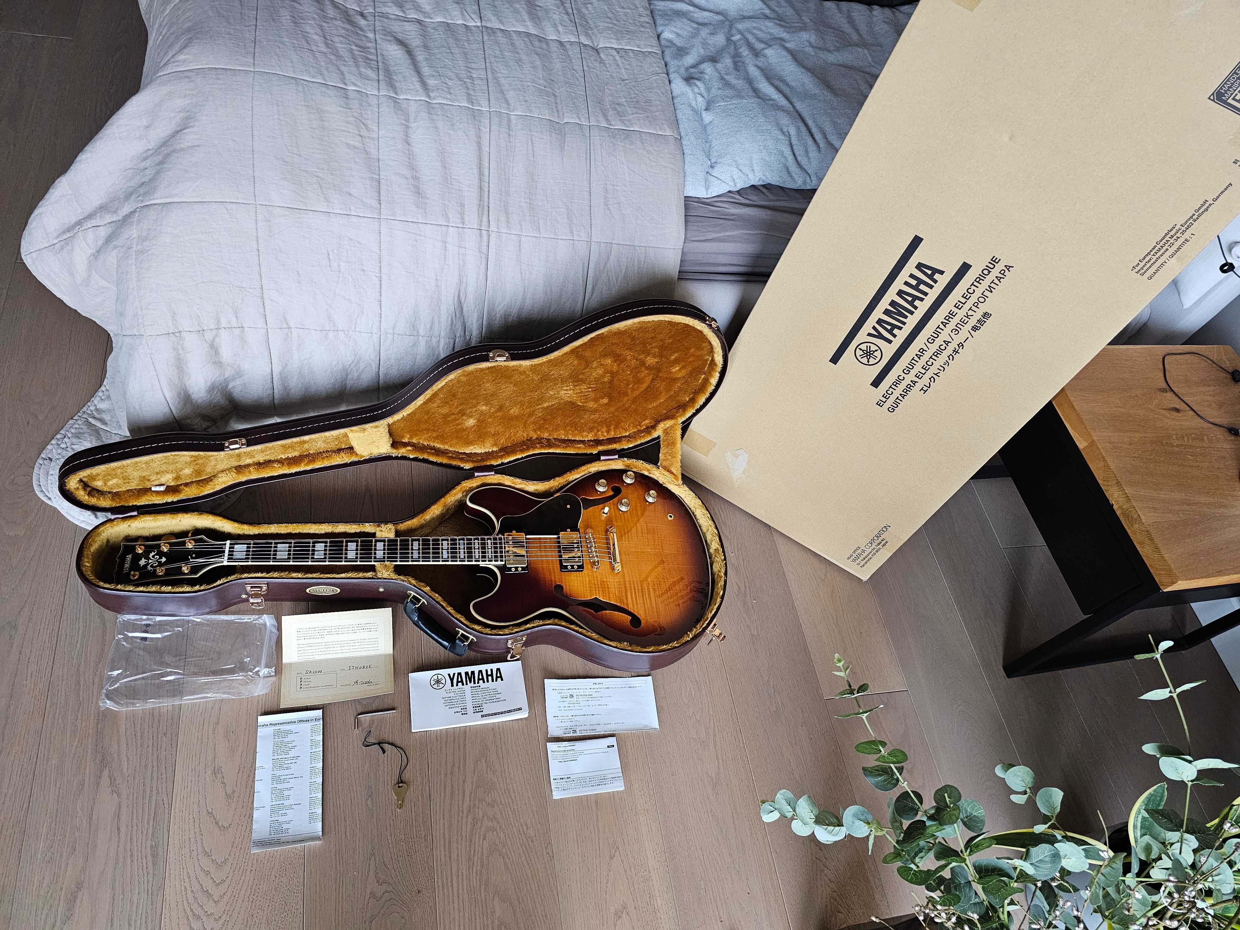 Gitara elektryczna Yamaha SA2200 - Violin Sunburst Semi-Hollow