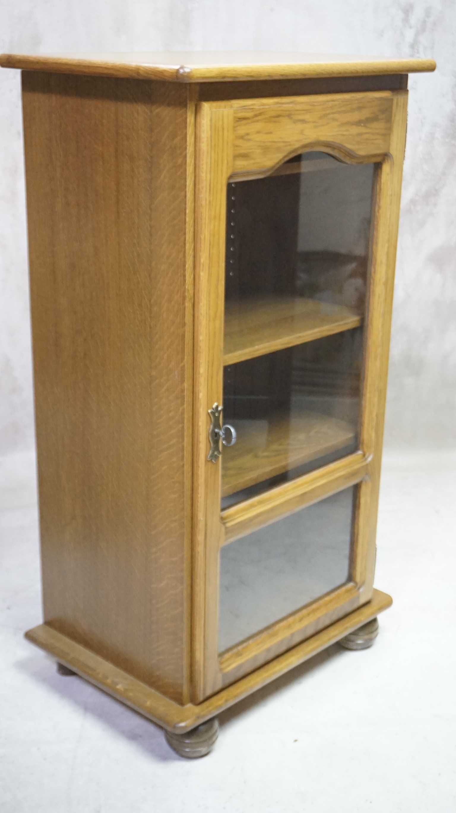 Sprzedam praktyczną szafkę pod  barek gramofon-słupek