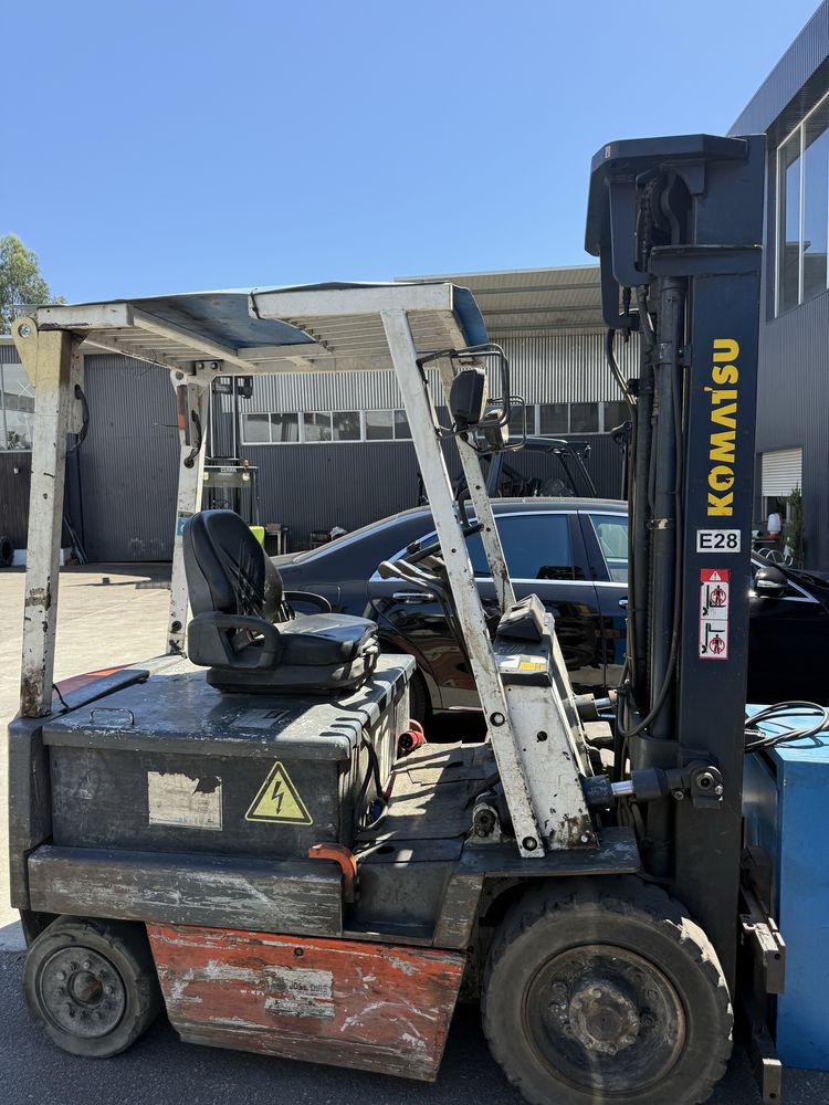 Empilhador komatsu eletrico de 1500 kgrs triplex elevacao livre e desl