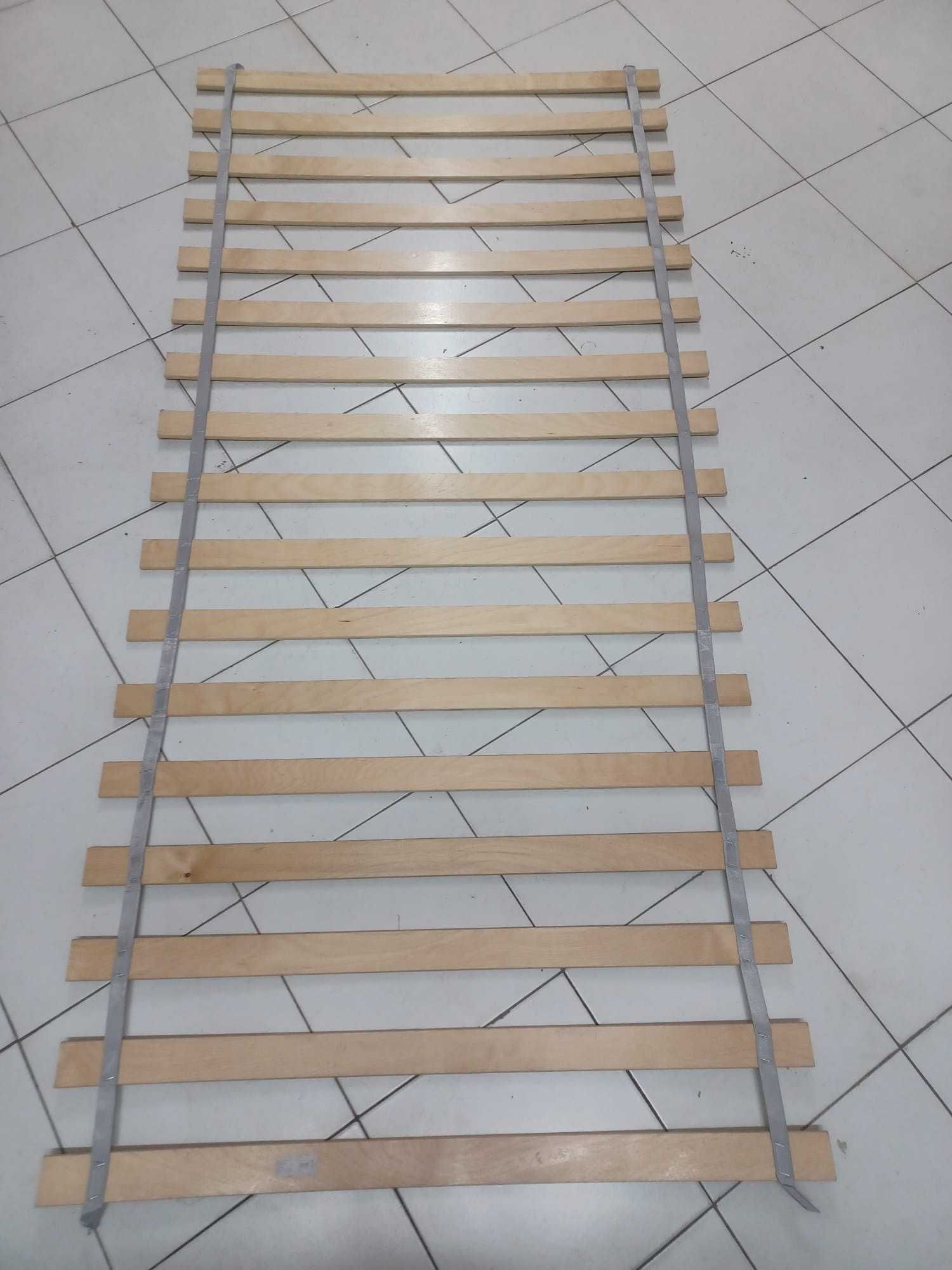 Estrado de ripas ikea.
