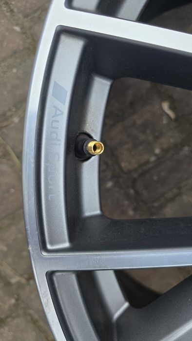 Komplet felg felgi Felga audi a4 b9 a5 8w0 19"