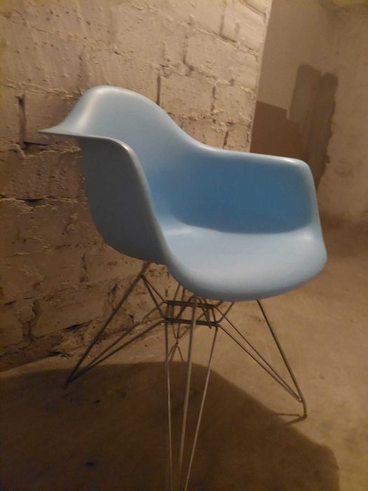 Krzesło gięte w niebieskim kolorze