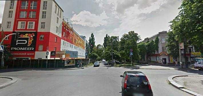 Продаж трьохкімнатної квартири в центрі міста