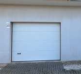 Portão de garagem com motor elétrico