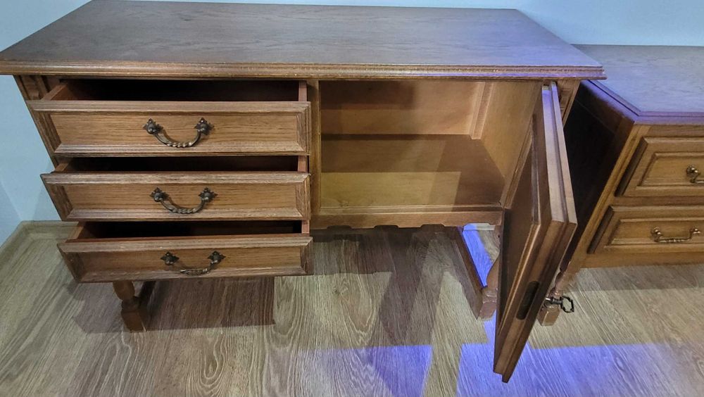 Zestaw dwóch drewnianych szafek (komody) w stylu rustykalnym