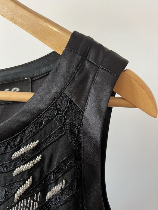 Vestido Elegante de Renda com Bordados Prateados