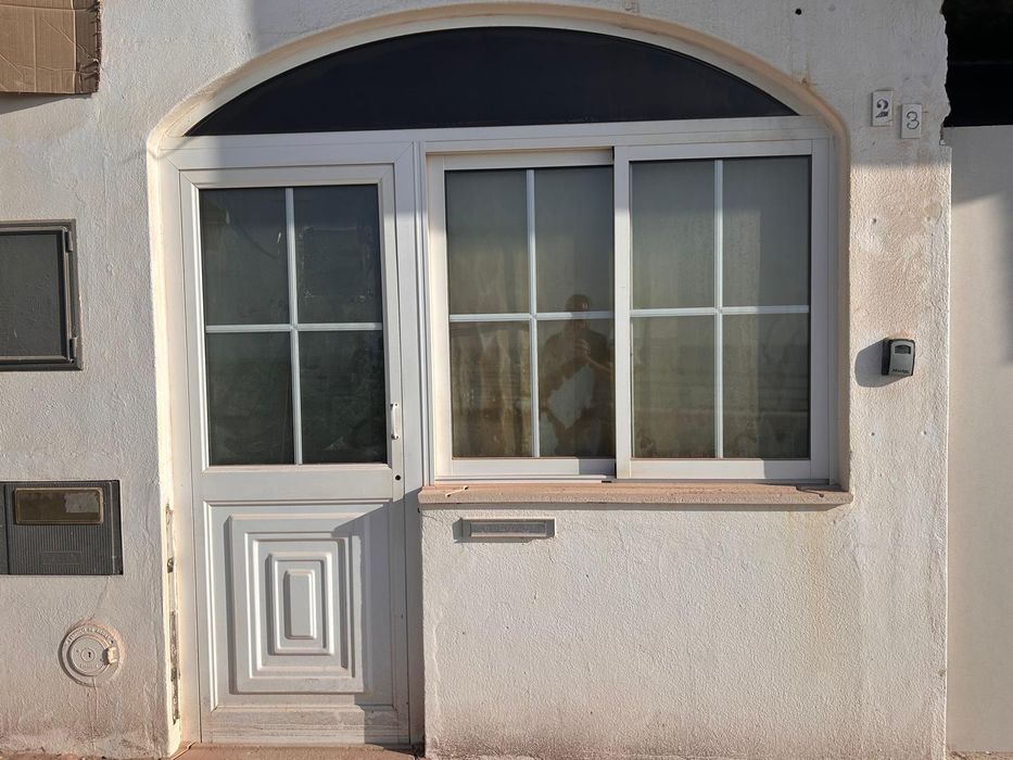 Porta e janela em alumínio com vidro e arco superior – 2,20 m x 2,40 m