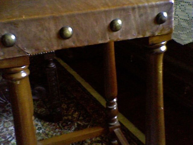 5 Bancos (únicos) para bar, em couro e madeira.