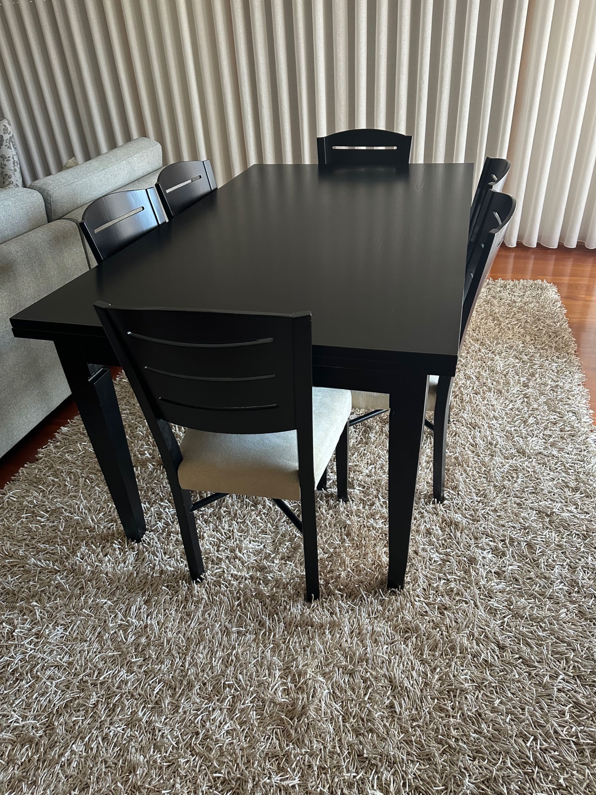 Mesa de jantar extensível em madeira e cadeiras